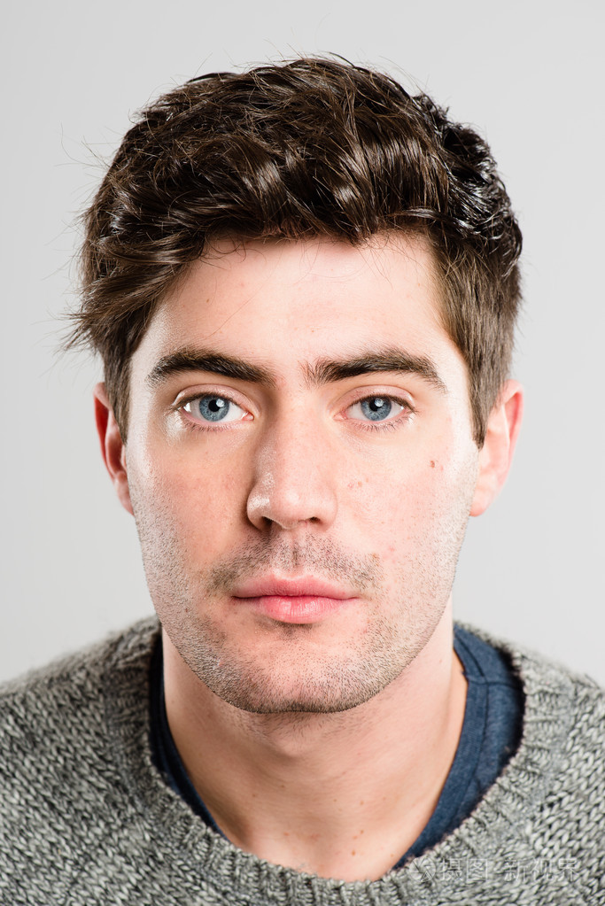 严肃的人的肖像高清晰度灰色背景照片-正版商用图片1bawuo-摄图新视界