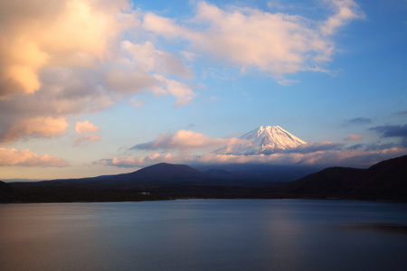 富士山和湖本栖湖黄昏