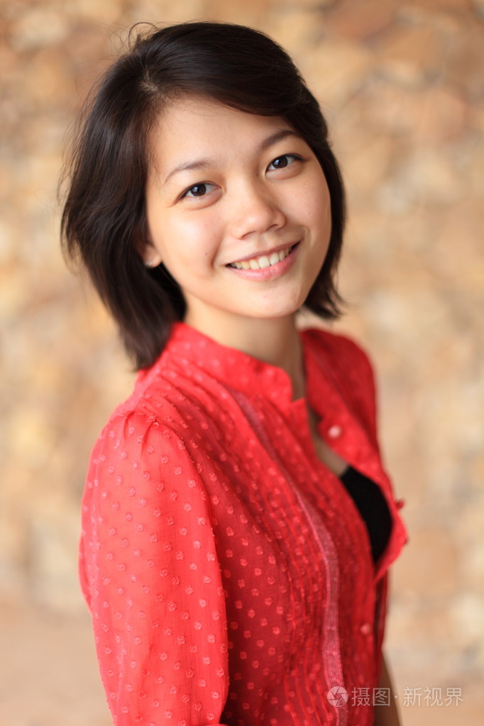 红色衬衣面带微笑的亚洲女人