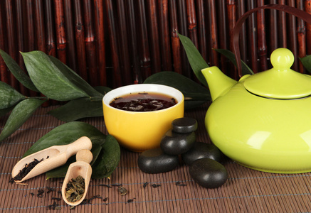 中国茶道在竹桌上竹背景上