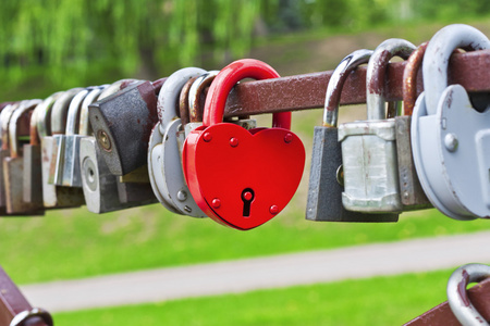之间的相互关系红色心形挂锁照片