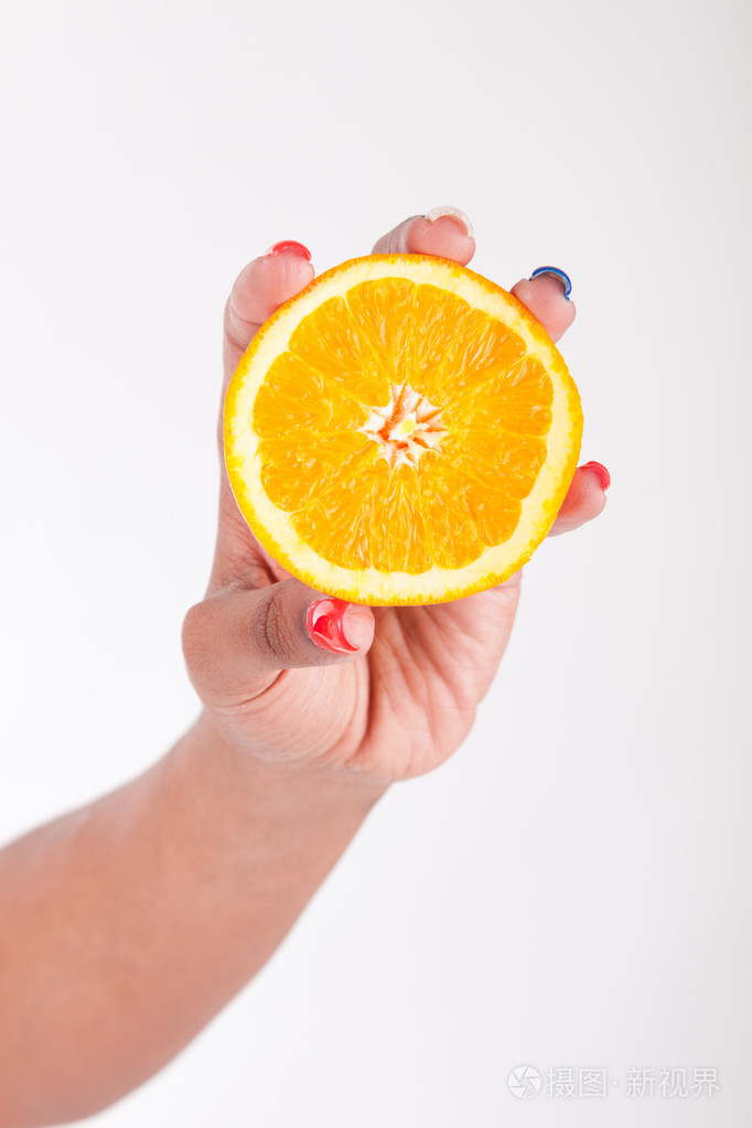 非洲裔美国只手握住橙片