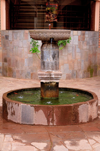 老在秘鲁印加风格水喷泉
