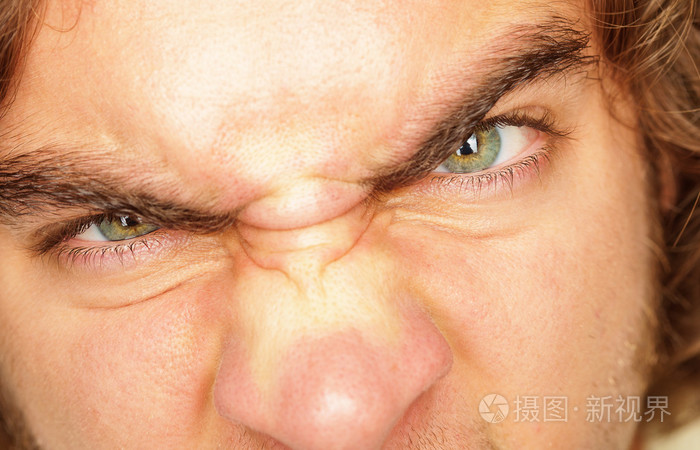 愤怒的年轻人的特写