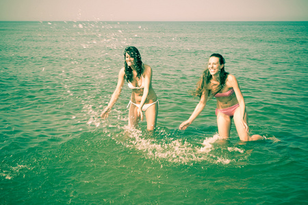 妇女在海边水中玩   ,  