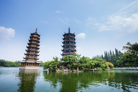 悦榕庄湖宝塔，桂林，中国，一个代表太阳，其他月亮
