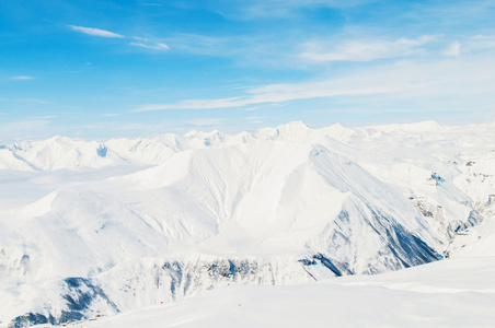 在明亮的冬日雪山山脉