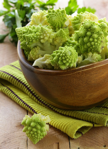 在一个木碗削减了 romanesco 白菜