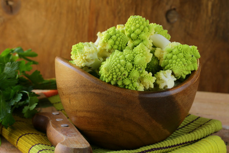 在一个木碗削减了 romanesco 白菜