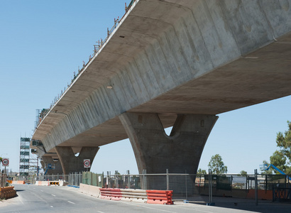 正在重建路