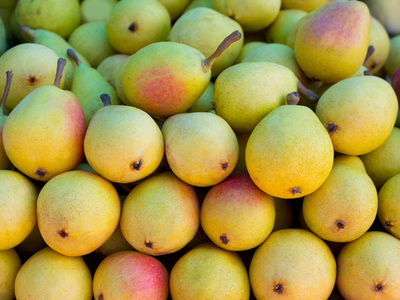梨水果堆积在市场上的行