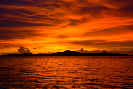 美丽的夕阳上海滩，泰国