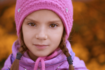漂亮的小女孩在粉红色的帽子