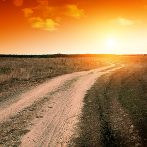 在夕阳下的地面道路