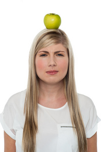 她的头上的苹果的女人
