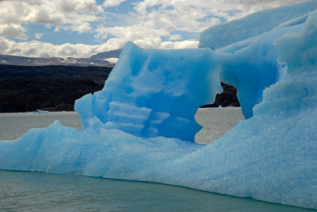 冰山在附近乌普萨拉冰川湖阿根廷