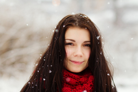 下雪的冬日户外的女孩