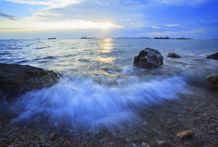 色彩斑斓的天空，在晚上在海上海滩原来的颜色