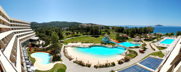豪华酒店有游泳池和海滩，halki 的全景图