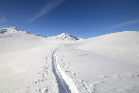 回到国家在意大利阿尔卑斯山滑雪