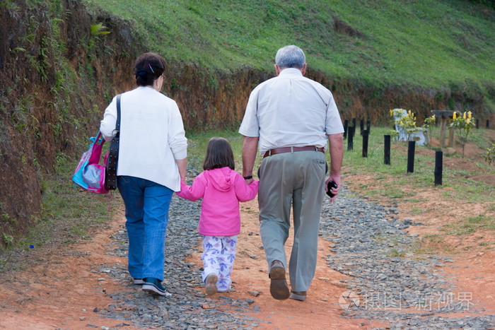 快乐的爷爷奶奶和孙子