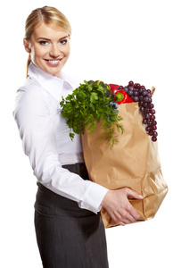 美丽的年轻女子，与蔬菜和水果的购物袋