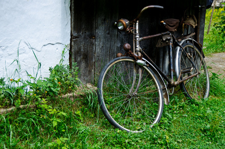 在房子附近的旧自行车