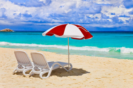 椅子和热带海滩伞