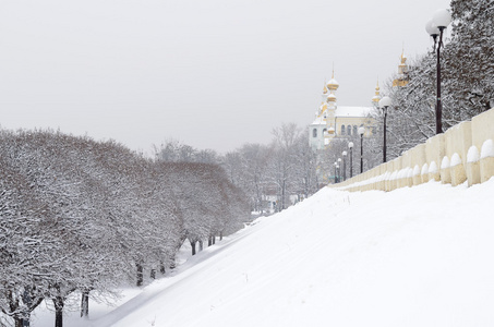 雪域景观与东正教修道院在哈尔科夫乌克兰