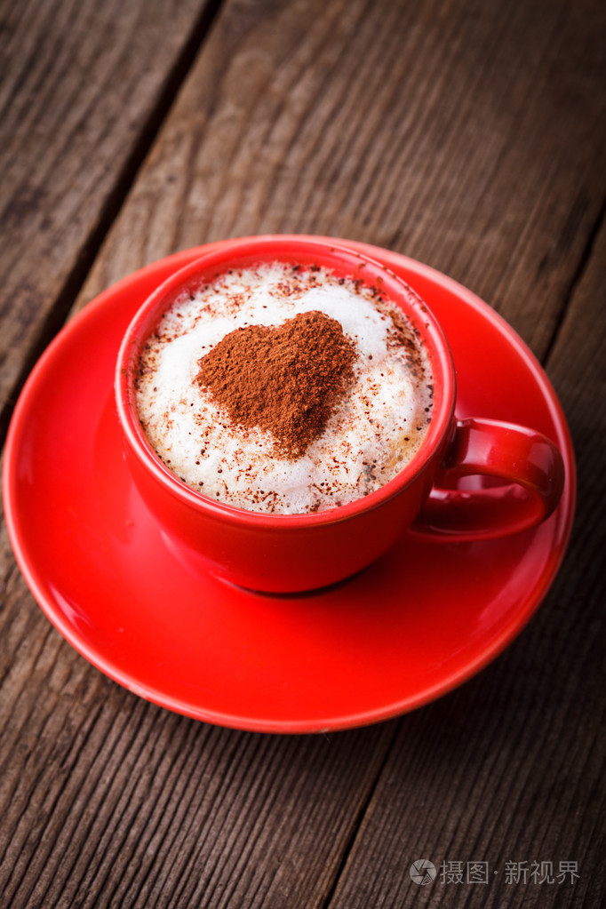 红色杯子与杯卡布奇诺咖啡