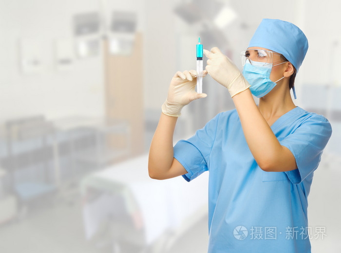 年轻的医生用注射器