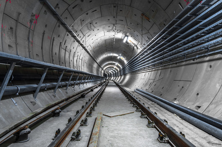 地下设施有一个大隧道