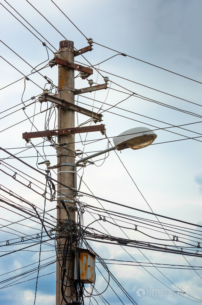 带有许多电缆的电线杆的照片