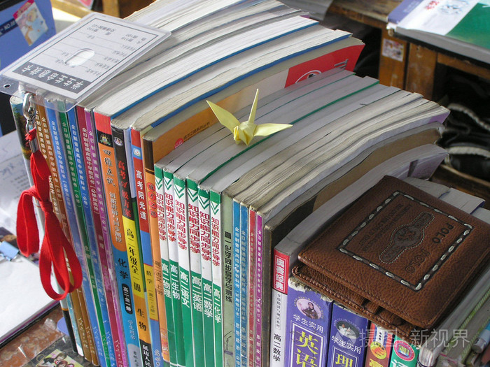 在一个教室里的桌子上的书