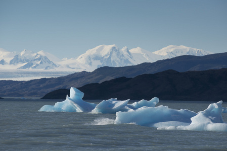 冰山浮在湖阿根廷