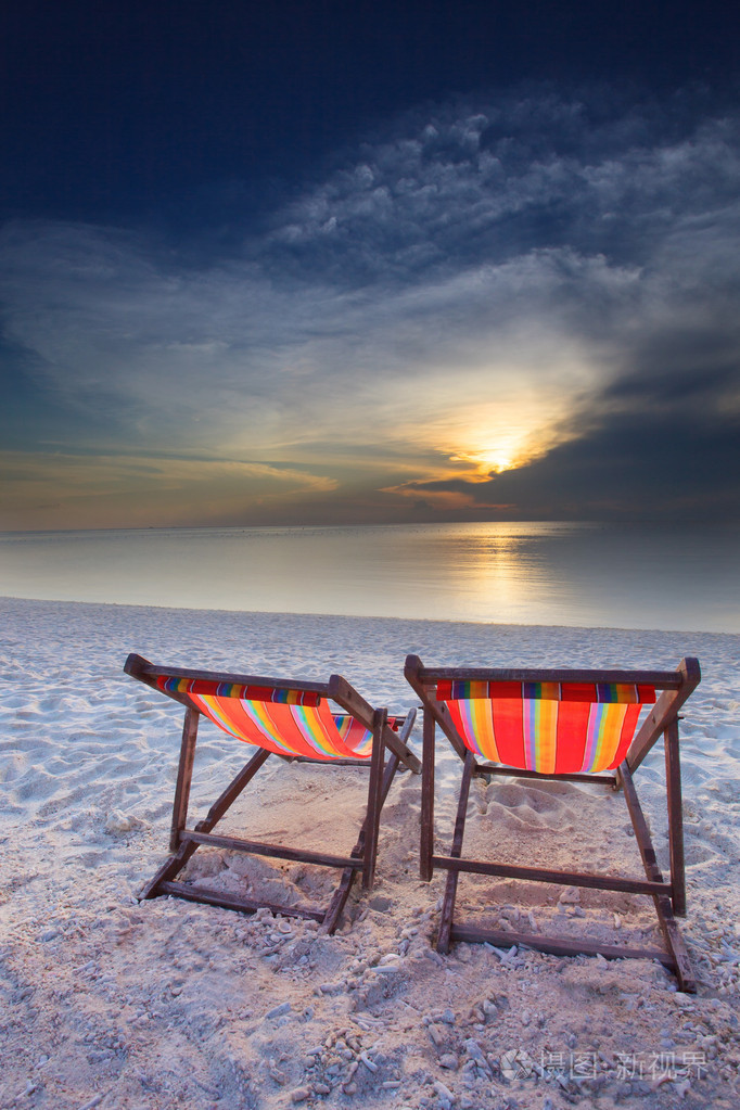 在海一方和太阳集夫妇椅子海滩