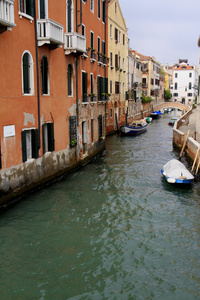 旅行在威尼斯的运河的意大利 垂直视图