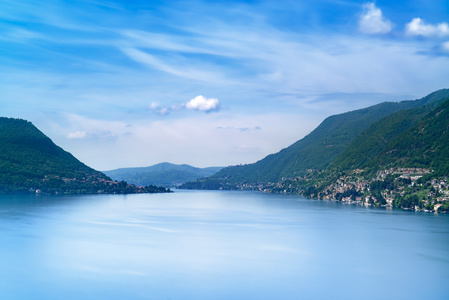 科摩湖景观。cernobbio 村庄 树木 水和山。意大利