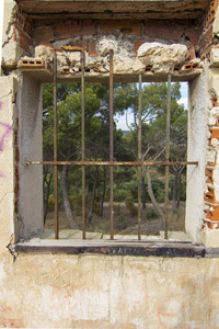 老用铁棒在家里在废墟中的窗口