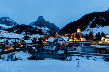 在晚上，阿尔塔巴迪亚，白云岩阿尔卑斯山，意大利 corvara 滑雪度假村