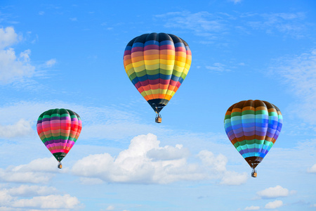 彩色热气球在蓝蓝的天空上