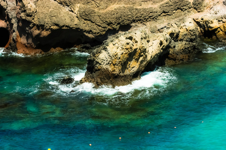 绿色和蓝色的海洋水的特内里费岛海岸，加那利群岛
