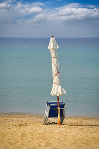 甲板椅子和海滩上的遮阳伞