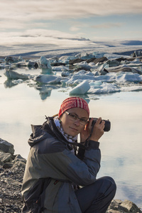 摄影师对 Jokulsarlon 海岸泻湖冰岛