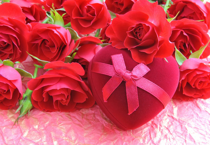 红玫瑰心形礼盒一环绕背景上用