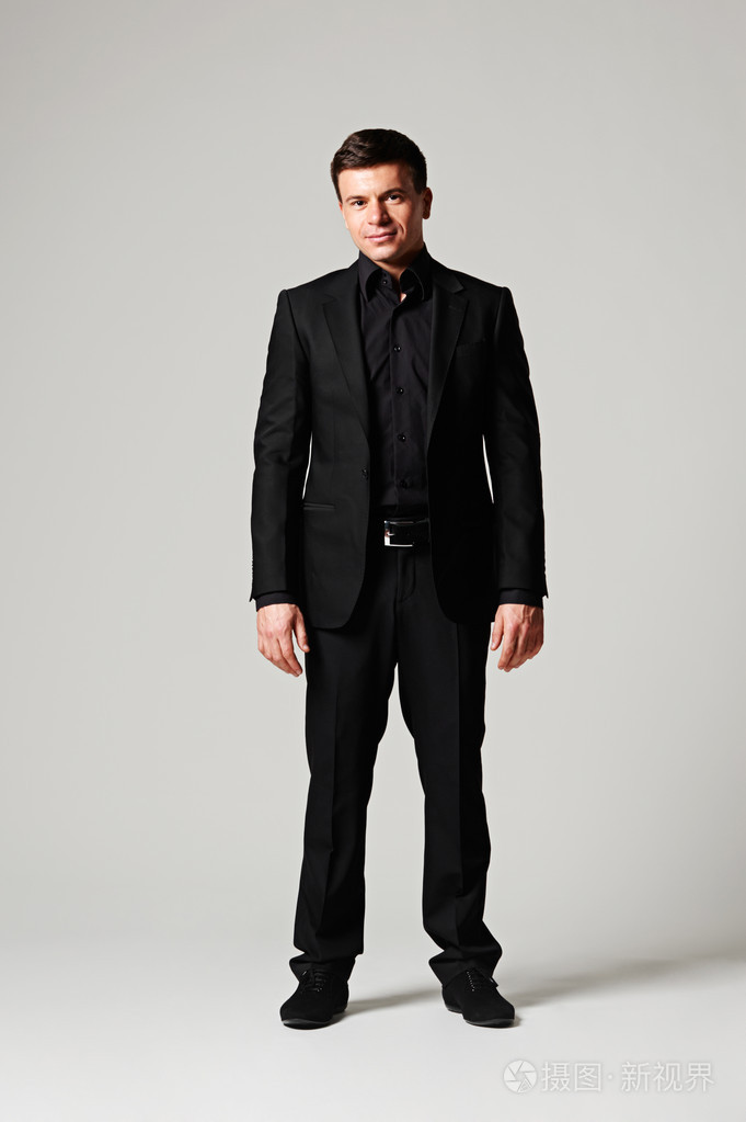 时尚穿着黑色西装的男人照片-正版商用图片1bc5ua-摄图新视界