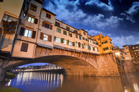 绚丽夜景旧桥，日落时在佛罗伦萨老桥