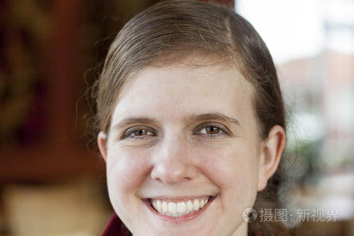 美丽的赤褐色的头发的年轻女人