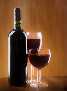 红葡萄酒杯和瓶