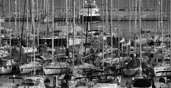意大利 西西里 地中海 玛丽娜迪拉古萨在码头的豪华游艇的视图
